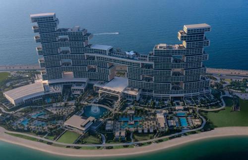 迪拜Atlantis The Royal的海滩上一家大酒店的空中景色