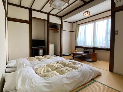 松本Ryokan Seifuso - Vacation STAY 85475v的卧室配有一张白色大床