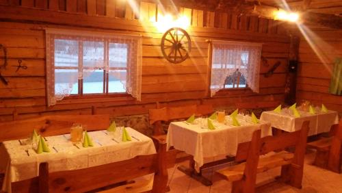 Duokiškissodyba Vieversynė的小屋内带桌椅的用餐室