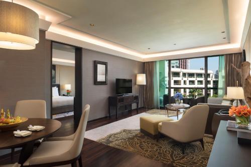 曼谷曼谷暹罗凯宾斯基饭店 - SHA Extra Plus Certified的带沙发的客厅和用餐室