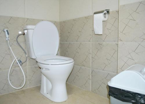 杰拉什بيت الطبيعة nature house的浴室设有卫生间和一卷卫生纸