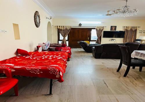 海得拉巴Best Individual Home stay Near Apollo Jubilee Hills的客厅配有红色的床和沙发