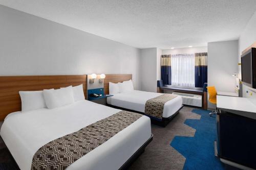 博林格林博林格林微型酒店的酒店客房设有两张床和电视。