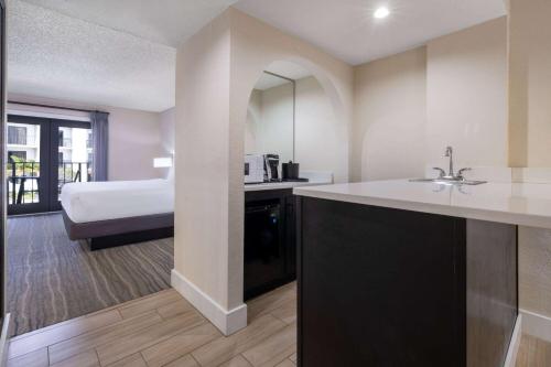 布卡拉顿博卡拉顿温德姆酒店的一间带水槽的浴室和一张位于客房内的床