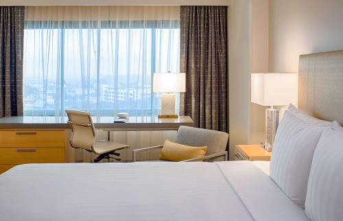 圣克拉拉圣克拉拉凯悦酒店的配有一张床、一张书桌和一扇窗户的酒店客房