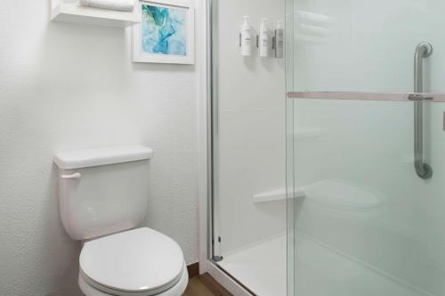 希尔顿黑德岛黑德希尔顿恒庭酒店的一间带卫生间和玻璃淋浴间的浴室