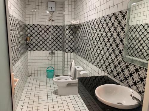 Bạc LiêuHOÀNG GIA BẠC LIÊU的一间带卫生间和水槽的浴室