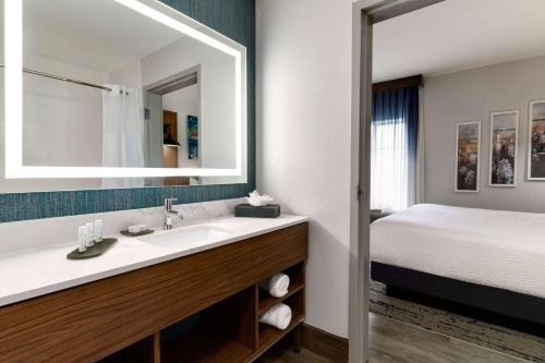 斯蒂芬维尔斯蒂芬维尔拉金塔旅馆及套房酒店的一间带水槽和床的浴室
