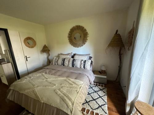 圣特罗佩Le Bailli Saint Tropez的卧室配有一张床,墙上设有镜子