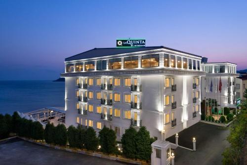 吉雷松La Quinta by Wyndham Giresun的一座以海洋为背景的酒店建筑