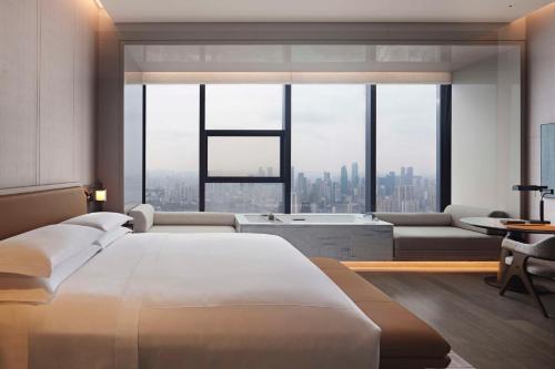 重庆重庆康莱德酒店的一间卧室设有一张大床和一个大窗户