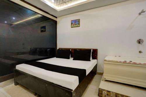 新德里OYO Kashish Residency的一间带床和水槽的小卧室