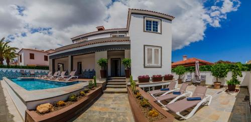 阿罗纳Villa De Marcos的别墅 - 带游泳池和躺椅
