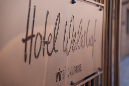 多尔马根Appartment 25 - Hotel Weilerhof的墙上写着的标志