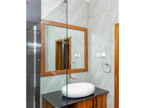 Eben Lake Kivu cottages and Villas的一间带水槽和镜子的浴室