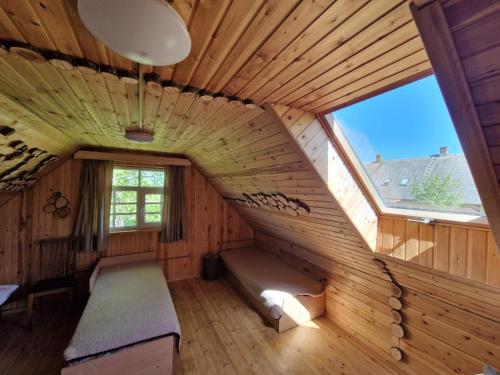 SventeBajāri - Pirts - Banya的木房子里的一个房间,有楼梯