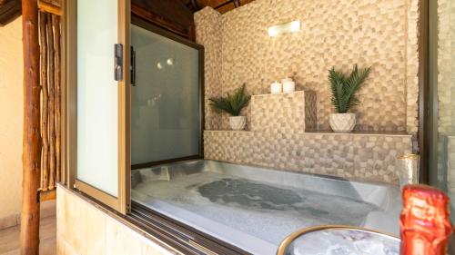 波罗瓜尼玻利维亚山林小屋的带浴缸的客房。
