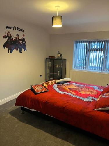 沃特福德Potters Hideout- Warner Bros Studios and London的卧室配有一张床,墙上有标志