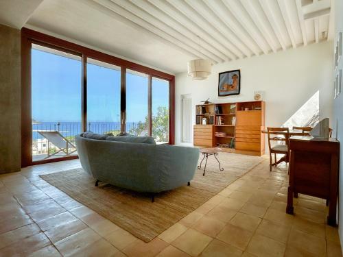伊斯基亚Villa Ghezzi Sea View的客厅设有大浴缸,享有海景