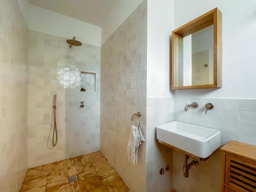 伊斯基亚Villa Ghezzi Sea View的一间带水槽和镜子的浴室