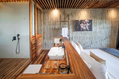 江比阿Bamboo Zanzibar的一间卧室配有一张带水槽的床