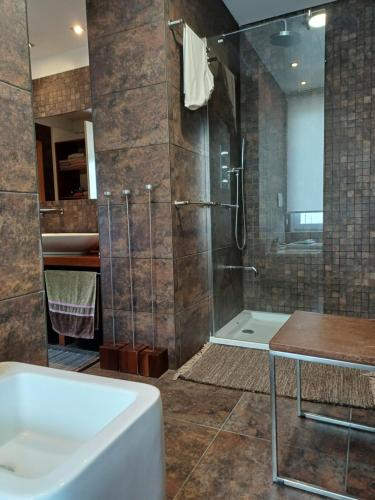 Quinta do CondeCasa Mali的带淋浴、盥洗盆和浴缸的浴室