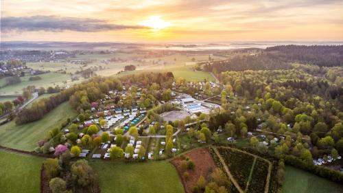 贝尔特里Ardennen Camping Bertrix的享有公园的空中景色,那里有许多树木