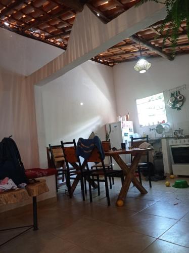 帕尔梅拉斯Hostel do Capão的配有桌椅和厨房的房间
