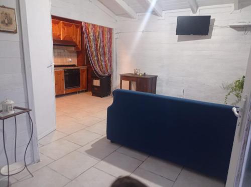 CampagnaStile shabby chic的客厅配有蓝色的沙发和电视