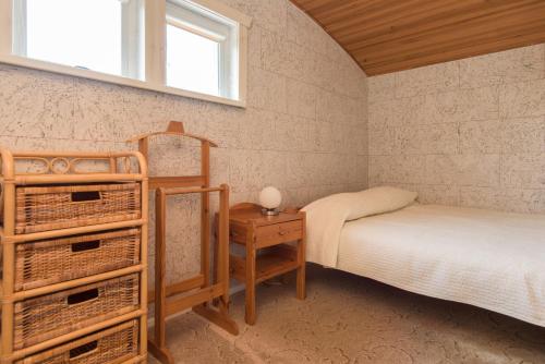 帕兰加帕朗格索莱格扎酒店的客房设有两张床、一张桌子和一扇窗户。