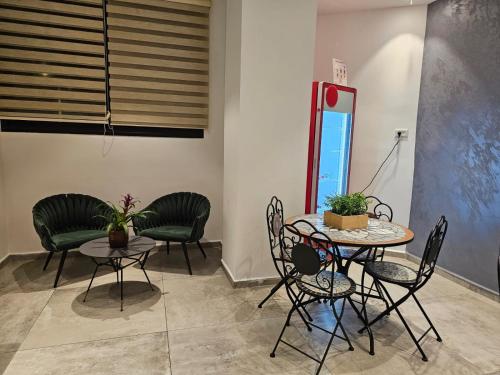 埃拉特Sun Sea Center的用餐室配有桌椅和桌椅