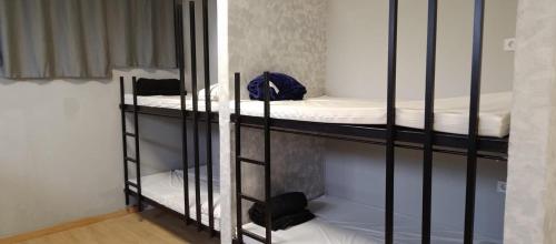 欧德鲁佐Hostel Azul Cielo的客房内的两张双层床