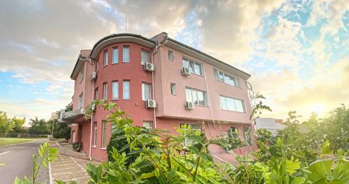 旧扎戈拉马尼尔家庭酒店的道路一侧的粉红色建筑