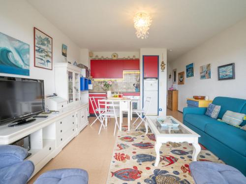 基伯龙Apartment Plein Sud-1 by Interhome的客厅配有蓝色的沙发和桌子