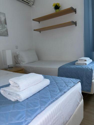 马克里亚罗斯Marena 2的客房内的两张床和毛巾