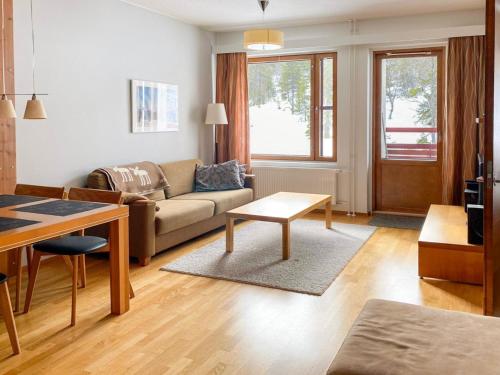 于莱Holiday Home Ylläs chalets a307 by Interhome的客厅配有沙发和桌子