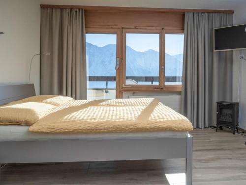 利德阿尔卑斯Apartment Appartementhaus Zurschmitten 15 by Interhome的一间带一张床的卧室,享有山景