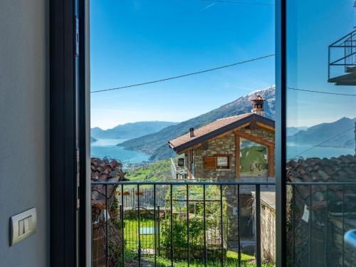 SueglioHoliday Home Marcello by Interhome的从房子的窗户欣赏美景