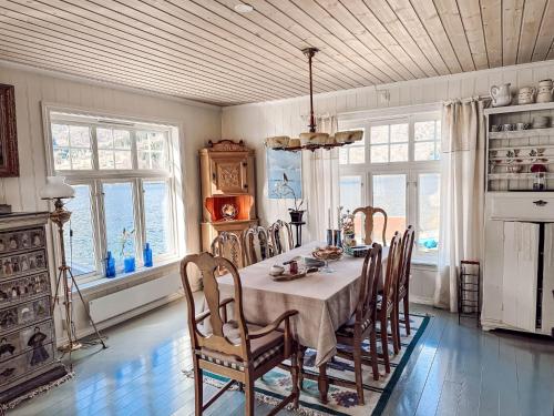 巴里斯川Chalet Villa Esefjord - FJS003 by Interhome的一间带桌椅的用餐室