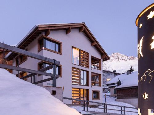 帕尔潘Apartment Turrabuel 7-Bett Deluxe by Interhome的山中的房子,地面上积雪