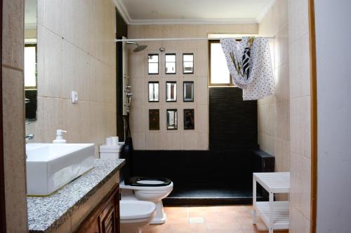 波尔图Live Oporto Rooms的浴室配有盥洗盆、卫生间和浴缸。