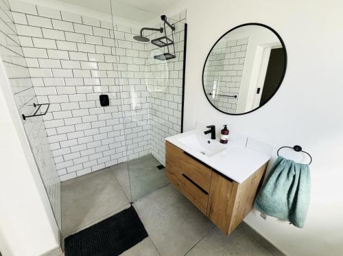 开普敦Rondebosch Cottage的一间带水槽和镜子的浴室
