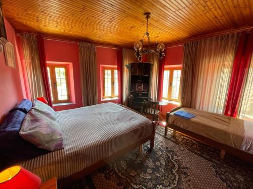 斯库台Rooms for Rent的卧室设有红色的墙壁和一张床及窗户