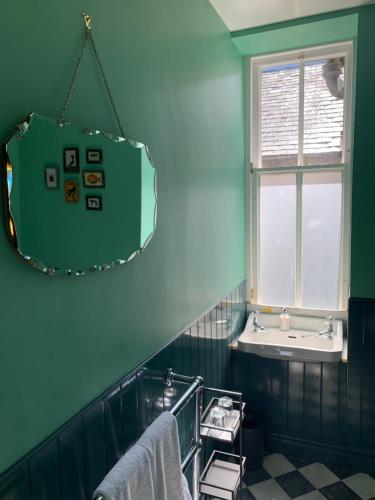 克里夫Leven House Bed and Breakfast的一间带水槽和镜子的浴室
