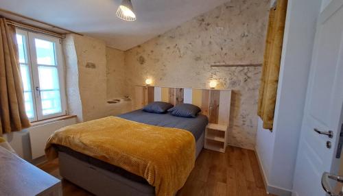 莱萨布勒-多洛讷CANTETEAU - Agreable maison chaleureuse et conviviale的一间卧室配有一张带蓝色枕头的床。