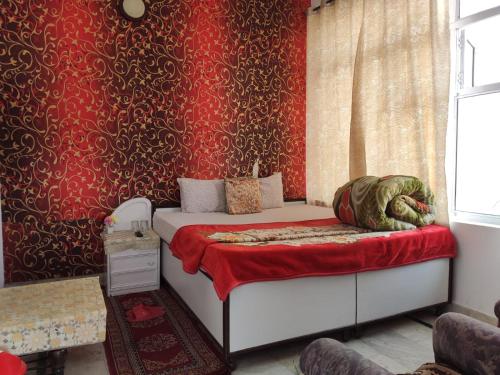 索兰Solan Regncy的一间卧室配有一张红色墙壁的床