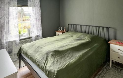 奥莫尔Beautiful Home In ml With Kitchen的一间卧室设有一张带窗户的绿色床
