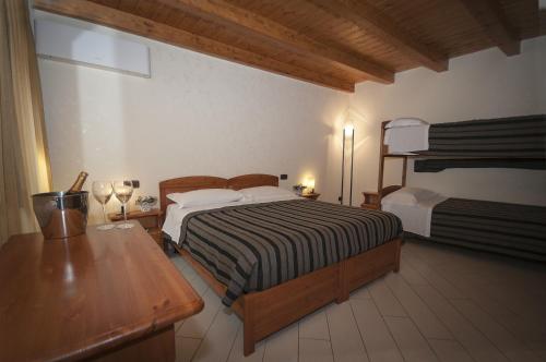 韦特拉拉Locanda Dal Sor Francesco的一间卧室配有一张床和一张木桌