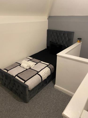 诺丁汉Cosy Retreat In Nottingham Near QMC And University Free Parking!的一间带一张床和浴缸的小卧室