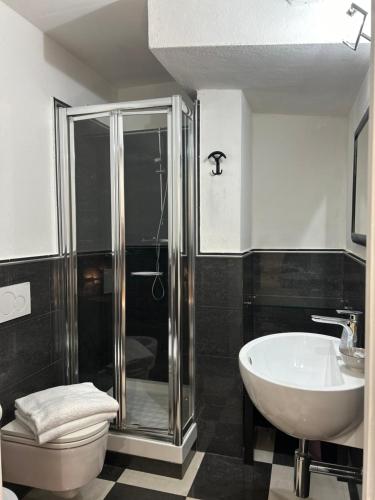 蒙特罗索阿尔马雷Affittacamere 4 bassotti的带淋浴、卫生间和盥洗盆的浴室